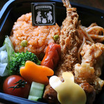 うさぎとぼく - お料理はかえるカフェの店主さんが担当なんだとか。
      ケチャップライスにスパゲティ、エビフライに、
      からあげと赤ウィンナー。そしてハンバーグ。
      これぞ、お子様ランチのメニューだね。