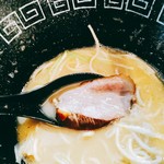 中村麺三郎商店 - 燻したという鴨チャーシューは歯応え良く、燻香が食欲をそそる。