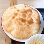 カレー番紅花 - 丸いナン