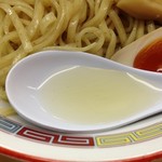 煮干鰮らーめん 圓 - 麺は冷たい煮干し出汁に浸かってます。