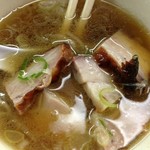 煮干鰮らーめん 圓 - つけ汁の中の焼豚