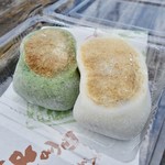 Goryou Mochi Hompo - ［2017/04］御陵やきもち(白餅・よもぎ、151円/個)