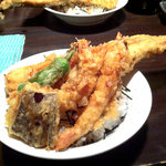 Shouwa Shokudou - ランチを食べに行きました。デラックス天丼！８５０円！！　アナゴが大きくプリプリで大満足でした。