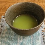 Oirase Keiryuu Hoteru - ウェルカムドリンク、りんごジュースに抹茶をブレンド。