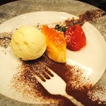 Antica osteria BACIO - 2550円　ランチコース　バニラジェラートとヘーゼルナッツプリン　イチゴ一粒乗せ