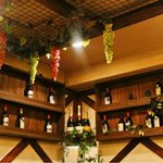 ビストロ コダマ - ワインの並べられた店内入り口。その傍にはワインセラーもあります。ワインは常時23種以上ご用意しております