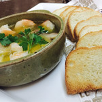 ダイニングキッチン チドリ - ▲エビとマッシュルームアヒージョ自家製フォカッチャ添え