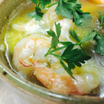 ダイニングキッチン チドリ - ▲エビとマッシュルームアヒージョ自家製フォカッチャ添え