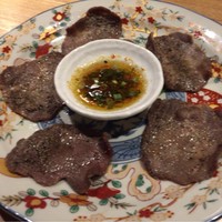 割烹本山サカナ - 炙り牛タンネギ塩タレ 1180円