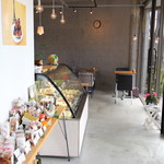 クリ ド コック - コンクリート打ちっぱなしのおしゃれな店内