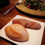 TABLE O TROIS - 自家製のバケット￥100　温められて出てきます