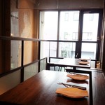 TABLE O TROIS - 窓際の壁に琵琶湖のシルエット