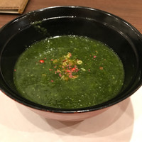 あなごと日本酒 なかむら - ほうれん草のすりながし  穴子の骨とピンクペッパーをトッピング