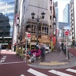 ベトナミーズ・シクロ - 左側はお店へ。右側は駅へ。