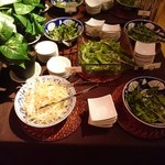 ベトナミーズ・シクロ - ハーブ。フォーにのせる具。皿小さい。