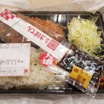とんかつ 新宿さぼてんデリカ - 三元麦豚ロース弁当(810円)です。