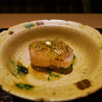 富小路 やま岸 - たいらぎ貝の焼霜、木の芽ジュレ、浜防風、