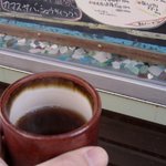 冷たい潮風浴びながら待っている間は温かいお茶のサービス！