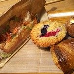 ベーカリー&レストラン沢村 - エビマヨバインミー、ベリーベリーマフィン、クリームチーズノア、アンチョビクロワッサン