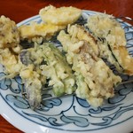 味処 天吉 - 野菜の天ぷらアップその１