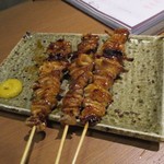 Yakitori Ibushi Za - ここからタレ焼き３種のオンパレード、先ずは鶏皮。
                        
                        表面をカラット焼かれたタレ焼きです。