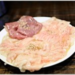 七輪ホルモン焼きもつ鍋 まことや  - 生ホルモン３種盛り（直腸・生ガツ・大腸）480円　ホントもーお得過ぎ！こいつも注文必須！