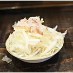 七輪ホルモン焼きもつ鍋 まことや  - 玉葱スライスポン酢　280円　いつ頼んだんだ…？