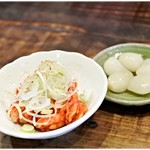 七輪ホルモン焼きもつ鍋 まことや  - チャンジャ（380円）＆らっきょう（50円）　まずはこいつらでぐいっと一杯♪