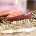七輪ホルモン焼きもつ鍋 まことや  - じゅうじゅう。分厚いレバーはよーく焼いても中身ほっこほこ♪