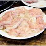 七輪ホルモン焼きもつ鍋 まことや  - 白モツ（塩）430円　新鮮で大判なモツ♪