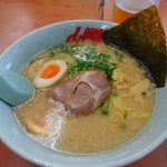 ラーメン山岡家 - 塩とんこつラーメン並。味玉トッピング