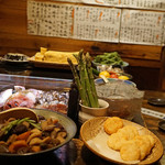 寺田屋 - カウンターには美味しそうな おばんざい が