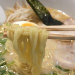 藤正 - 豚骨ラーメン(600円)麺リフト