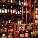 和フレンチバル村塾 屋根裏 別邸 - お酒のボトルで壁が出来てる…と感じるくらい、所狭しとボトルボトルボトル（笑）