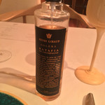 MAVO - 牡蠣の皿にスプレーでラタフィアを