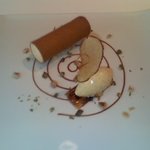 ル・ジュー・ドゥ・ラシエット  - メープルシュガーのカネロニ　蜂蜜のムース　くるみ　グラスバニーユ　紅玉とキャラメルのアクセント