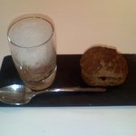 ル・ジュー・ドゥ・ラシエット  - バローナ社Ｐ１２５のエクレア　ミルフィユ　ぶどうのジュレ　ミントとライムの泡と共に