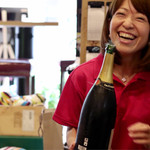 波へい - オーナーの天使の笑顔でテタンジェのマグナムボトルが振舞われます