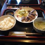 牛たん焼き 仙台辺見 逗子店 - 上牛タン定食1450円です。肉厚でジューシーで美味しく頂きました。仙台まで行かなくても本場の味わいを感じることが出来ました。
