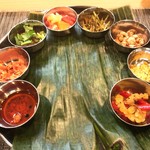 スパイス料理ナッラマナム - まずはバナナリーフの上におかずが並びます
