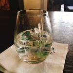 Thaer Wisyhaus - 強い酒あるかね、と聞いたら、ヘンドリックスドライジンが出てきた