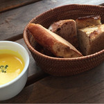 色々野菜のサラダについているスープとパン