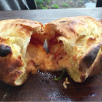 ベーカリー&レストラン沢村 - トマトソースピッツァの中