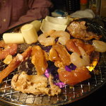 Sumibiyakiniku Ajiwaihoudai En - 海老や帆立、イカもありますが、野菜は少なめです