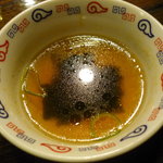 Sumibiyakiniku Ajiwaihoudai En - コンソメスープに、自分でワカメとネギを入れます