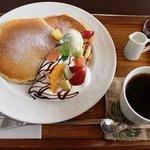 カインズ　カフェ - 特製 フレッシュフルーツパンケーキ（飲物付）850円