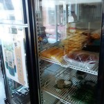 む～んらいと - 店内中央レジ横の冷蔵庫には特製豚丼のタレに加えて、店使用分？食材が入ってます