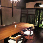 高須賀 - カウンターの後ろにテーブル