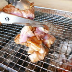 ろばたやき山ろく - 地鶏は焼いてハサミでカット
