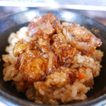 ろばたやき山ろく - ホルモンと地鶏タレを炊き込みご飯に乗っけて